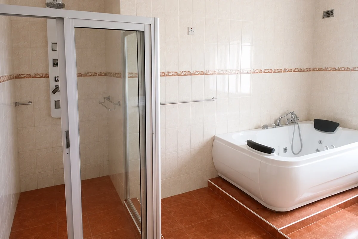 A tiled bathroom in the Privian Academy boarding house